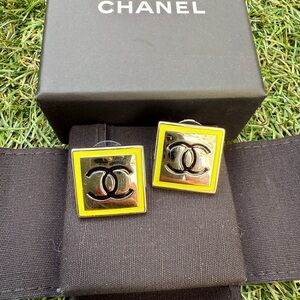 2021B CHANEL RUNWAY SQUARE BLACK CC LOGO YELLOW ENAMEL SILVER EARRINGS STUDS